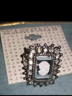 Rampage Cameo Style Statement Ring Silver Tone Crystal Frame Size 7 New-Pewter